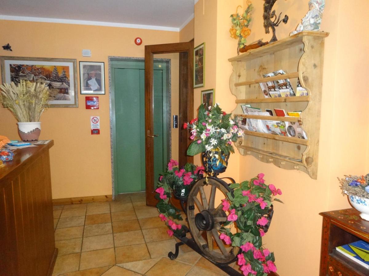 Hotel Genzianella Presenaio エクステリア 写真